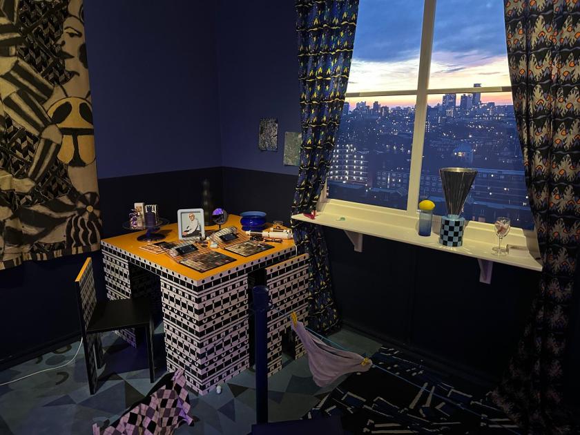 Welcome to the dreamhouse Dwaal door een levensgroot droomhuis in het Groninger Museum. Alle ruimtes – van de woonkamer en de slaapkamer tot de tuin – staan in deze tentoonstelling vol met postmodern design uit de eigen collectie van het museum. Een haast filmische wereld komt tot leven waarin details, contrasten, kleuren en humor centraal staan. Van rondslingerend speelgoed tot gebruikte asbakken – de kamers ademen het dagelijks leven en spelen met de imperfectie die echte interieurs kenmerkt. Het Groninger Museum beschikt over de grootste museale collectie postmodern design in het land, opgebouwd sinds de jaren tachtig onder leiding van voormalig directeur Frans Haks. In Welcome to the Dreamhouse! is werk te zien van invloedrijke ontwerpers als Alessandro Mendini, Ettore Sottsass en andere leden van de Memphis-groep, waaronder Michele de Lucchi, Masanori Umeda, George Sowden en Nathalie du Pasquier. Ook is er aandacht voor Philippe Starck, ontwerper van een van de paviljoens van het museum, en voor ontwerpers als Studio Job, Maarten Baas en Jaime Hayon, die elk op hun eigen manier het postmodernisme een nieuwe invulling geven. De tentoonstelling is vormgegeven door Marloes en Wikke, gerenommeerde scenografen voor theater en opera, die met hun onconventionele stijl zorgen voor een speelse en theatrale presentatie. Het Groninger Museum 2025 Ontwerp en Samenstelling Marloes en Wikke Conservator Ruud Schenk Lichtontwerp Yuri Schreuders Geluidsontwerp Daan Hofman Styling assistent Juliette Mout Grafische vormgeving Rudo Menge Hoofd collectie Marieke van Loenhout Stage M\\W Menno Meijners Peter Duel