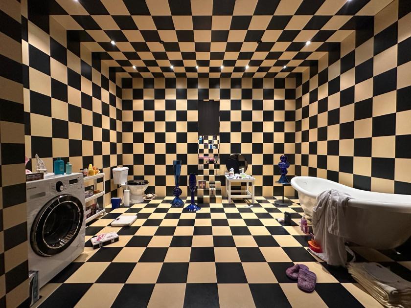 Welcome to the dreamhouse Dwaal door een levensgroot droomhuis in het Groninger Museum. Alle ruimtes – van de woonkamer en de slaapkamer tot de tuin – staan in deze tentoonstelling vol met postmodern design uit de eigen collectie van het museum. Een haast filmische wereld komt tot leven waarin details, contrasten, kleuren en humor centraal staan. Van rondslingerend speelgoed tot gebruikte asbakken – de kamers ademen het dagelijks leven en spelen met de imperfectie die echte interieurs kenmerkt. Het Groninger Museum beschikt over de grootste museale collectie postmodern design in het land, opgebouwd sinds de jaren tachtig onder leiding van voormalig directeur Frans Haks. In Welcome to the Dreamhouse! is werk te zien van invloedrijke ontwerpers als Alessandro Mendini, Ettore Sottsass en andere leden van de Memphis-groep, waaronder Michele de Lucchi, Masanori Umeda, George Sowden en Nathalie du Pasquier. Ook is er aandacht voor Philippe Starck, ontwerper van een van de paviljoens van het museum, en voor ontwerpers als Studio Job, Maarten Baas en Jaime Hayon, die elk op hun eigen manier het postmodernisme een nieuwe invulling geven. De tentoonstelling is vormgegeven door Marloes en Wikke, gerenommeerde scenografen voor theater en opera, die met hun onconventionele stijl zorgen voor een speelse en theatrale presentatie. Het Groninger Museum 2025 Ontwerp en Samenstelling Marloes en Wikke Conservator Ruud Schenk Lichtontwerp Yuri Schreuders Geluidsontwerp Daan Hofman Styling assistent Juliette Mout Grafische vormgeving Rudo Menge Hoofd collectie Marieke van Loenhout Stage M\\W Menno Meijners Peter Duel