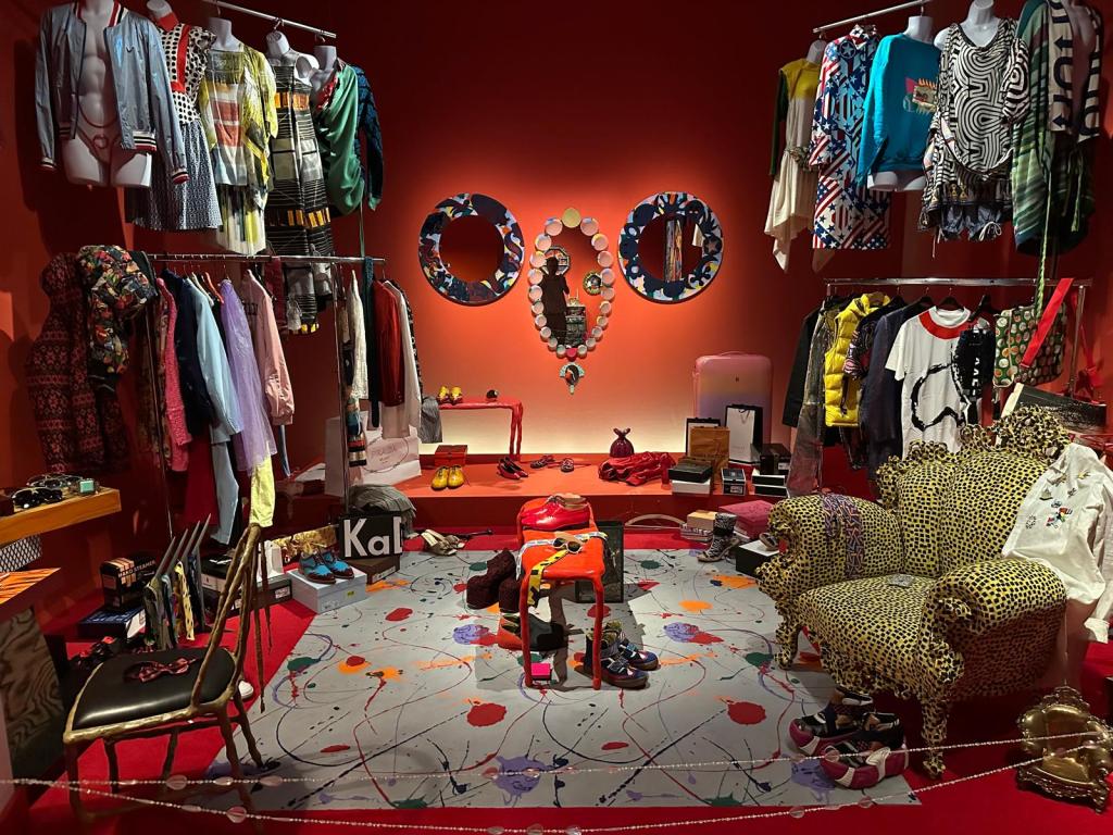 Welcome to the dreamhouse Dwaal door een levensgroot droomhuis in het Groninger Museum. Alle ruimtes – van de woonkamer en de slaapkamer tot de tuin – staan in deze tentoonstelling vol met postmodern design uit de eigen collectie van het museum. Een haast filmische wereld komt tot leven waarin details, contrasten, kleuren en humor centraal staan. Van rondslingerend speelgoed tot gebruikte asbakken – de kamers ademen het dagelijks leven en spelen met de imperfectie die echte interieurs kenmerkt. Het Groninger Museum beschikt over de grootste museale collectie postmodern design in het land, opgebouwd sinds de jaren tachtig onder leiding van voormalig directeur Frans Haks. In Welcome to the Dreamhouse! is werk te zien van invloedrijke ontwerpers als Alessandro Mendini, Ettore Sottsass en andere leden van de Memphis-groep, waaronder Michele de Lucchi, Masanori Umeda, George Sowden en Nathalie du Pasquier. Ook is er aandacht voor Philippe Starck, ontwerper van een van de paviljoens van het museum, en voor ontwerpers als Studio Job, Maarten Baas en Jaime Hayon, die elk op hun eigen manier het postmodernisme een nieuwe invulling geven. De tentoonstelling is vormgegeven door Marloes en Wikke, gerenommeerde scenografen voor theater en opera, die met hun onconventionele stijl zorgen voor een speelse en theatrale presentatie. Het Groninger Museum 2025 Ontwerp en Samenstelling Marloes en Wikke Conservator Ruud Schenk Lichtontwerp Yuri Schreuders Geluidsontwerp Daan Hofman Styling assistent Juliette Mout Grafische vormgeving Rudo Menge Hoofd collectie Marieke van Loenhout Stage M\\W Menno Meijners Peter Duel