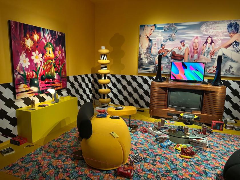 Welcome to the dreamhouse Dwaal door een levensgroot droomhuis in het Groninger Museum. Alle ruimtes – van de woonkamer en de slaapkamer tot de tuin – staan in deze tentoonstelling vol met postmodern design uit de eigen collectie van het museum. Een haast filmische wereld komt tot leven waarin details, contrasten, kleuren en humor centraal staan. Van rondslingerend speelgoed tot gebruikte asbakken – de kamers ademen het dagelijks leven en spelen met de imperfectie die echte interieurs kenmerkt. Het Groninger Museum beschikt over de grootste museale collectie postmodern design in het land, opgebouwd sinds de jaren tachtig onder leiding van voormalig directeur Frans Haks. In Welcome to the Dreamhouse! is werk te zien van invloedrijke ontwerpers als Alessandro Mendini, Ettore Sottsass en andere leden van de Memphis-groep, waaronder Michele de Lucchi, Masanori Umeda, George Sowden en Nathalie du Pasquier. Ook is er aandacht voor Philippe Starck, ontwerper van een van de paviljoens van het museum, en voor ontwerpers als Studio Job, Maarten Baas en Jaime Hayon, die elk op hun eigen manier het postmodernisme een nieuwe invulling geven. De tentoonstelling is vormgegeven door Marloes en Wikke, gerenommeerde scenografen voor theater en opera, die met hun onconventionele stijl zorgen voor een speelse en theatrale presentatie. Het Groninger Museum 2025 Ontwerp en Samenstelling Marloes en Wikke Conservator Ruud Schenk Lichtontwerp Yuri Schreuders Geluidsontwerp Daan Hofman Styling assistent Juliette Mout Grafische vormgeving Rudo Menge Hoofd collectie Marieke van Loenhout Stage M\\W Menno Meijners Peter Duel