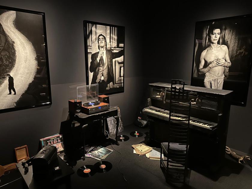 Welcome to the dreamhouse Dwaal door een levensgroot droomhuis in het Groninger Museum. Alle ruimtes – van de woonkamer en de slaapkamer tot de tuin – staan in deze tentoonstelling vol met postmodern design uit de eigen collectie van het museum. Een haast filmische wereld komt tot leven waarin details, contrasten, kleuren en humor centraal staan. Van rondslingerend speelgoed tot gebruikte asbakken – de kamers ademen het dagelijks leven en spelen met de imperfectie die echte interieurs kenmerkt. Het Groninger Museum beschikt over de grootste museale collectie postmodern design in het land, opgebouwd sinds de jaren tachtig onder leiding van voormalig directeur Frans Haks. In Welcome to the Dreamhouse! is werk te zien van invloedrijke ontwerpers als Alessandro Mendini, Ettore Sottsass en andere leden van de Memphis-groep, waaronder Michele de Lucchi, Masanori Umeda, George Sowden en Nathalie du Pasquier. Ook is er aandacht voor Philippe Starck, ontwerper van een van de paviljoens van het museum, en voor ontwerpers als Studio Job, Maarten Baas en Jaime Hayon, die elk op hun eigen manier het postmodernisme een nieuwe invulling geven. De tentoonstelling is vormgegeven door Marloes en Wikke, gerenommeerde scenografen voor theater en opera, die met hun onconventionele stijl zorgen voor een speelse en theatrale presentatie. Het Groninger Museum 2025 Ontwerp en Samenstelling Marloes en Wikke Conservator Ruud Schenk Lichtontwerp Yuri Schreuders Geluidsontwerp Daan Hofman Styling assistent Juliette Mout Grafische vormgeving Rudo Menge Hoofd collectie Marieke van Loenhout Stage M\\W Menno Meijners Peter Duel